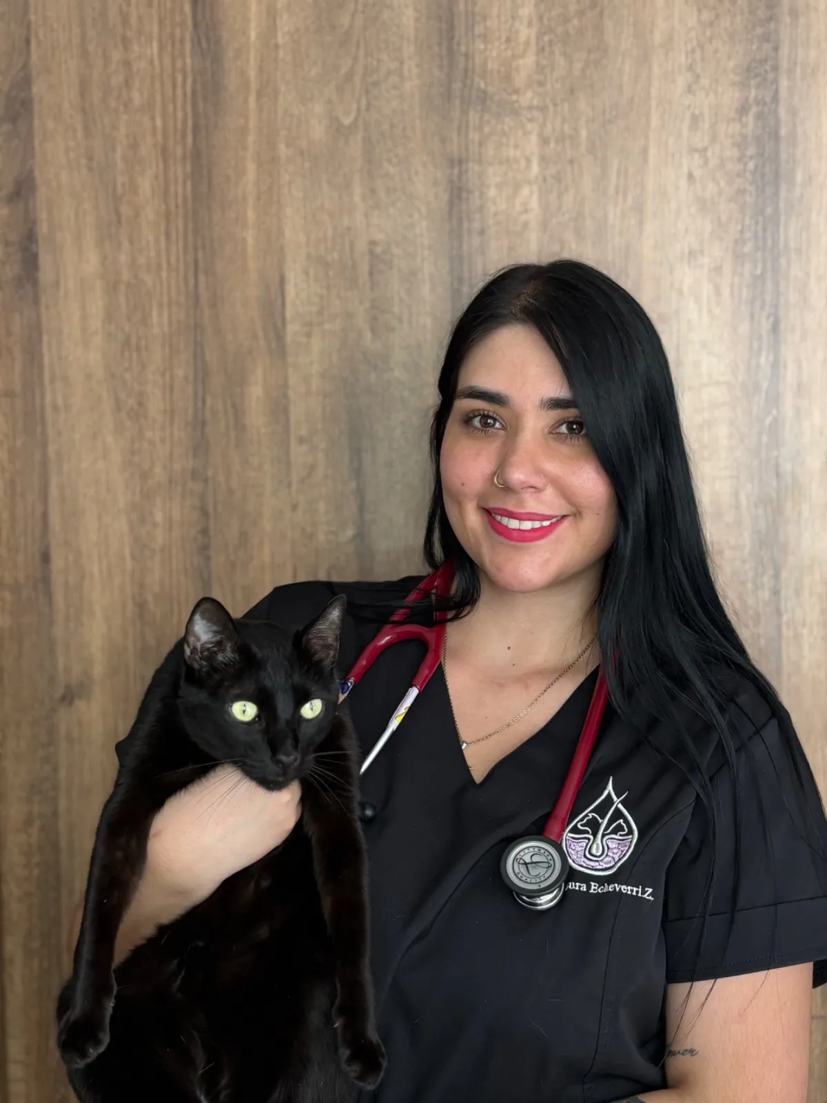 La Dra. Laura Echeverri Zuluaga sostiene en brazos a un paciente felino